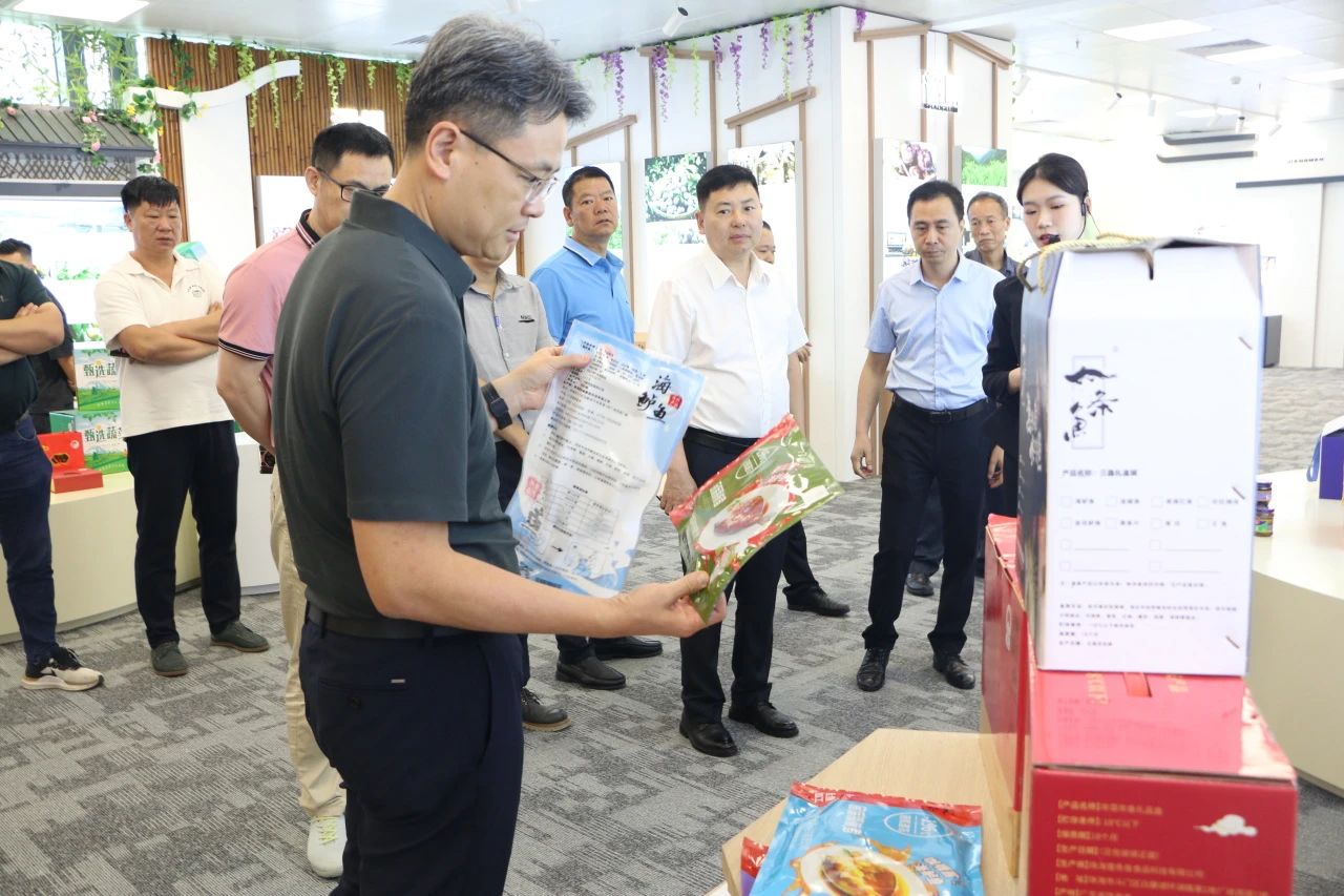 参观地标展馆2.jpg