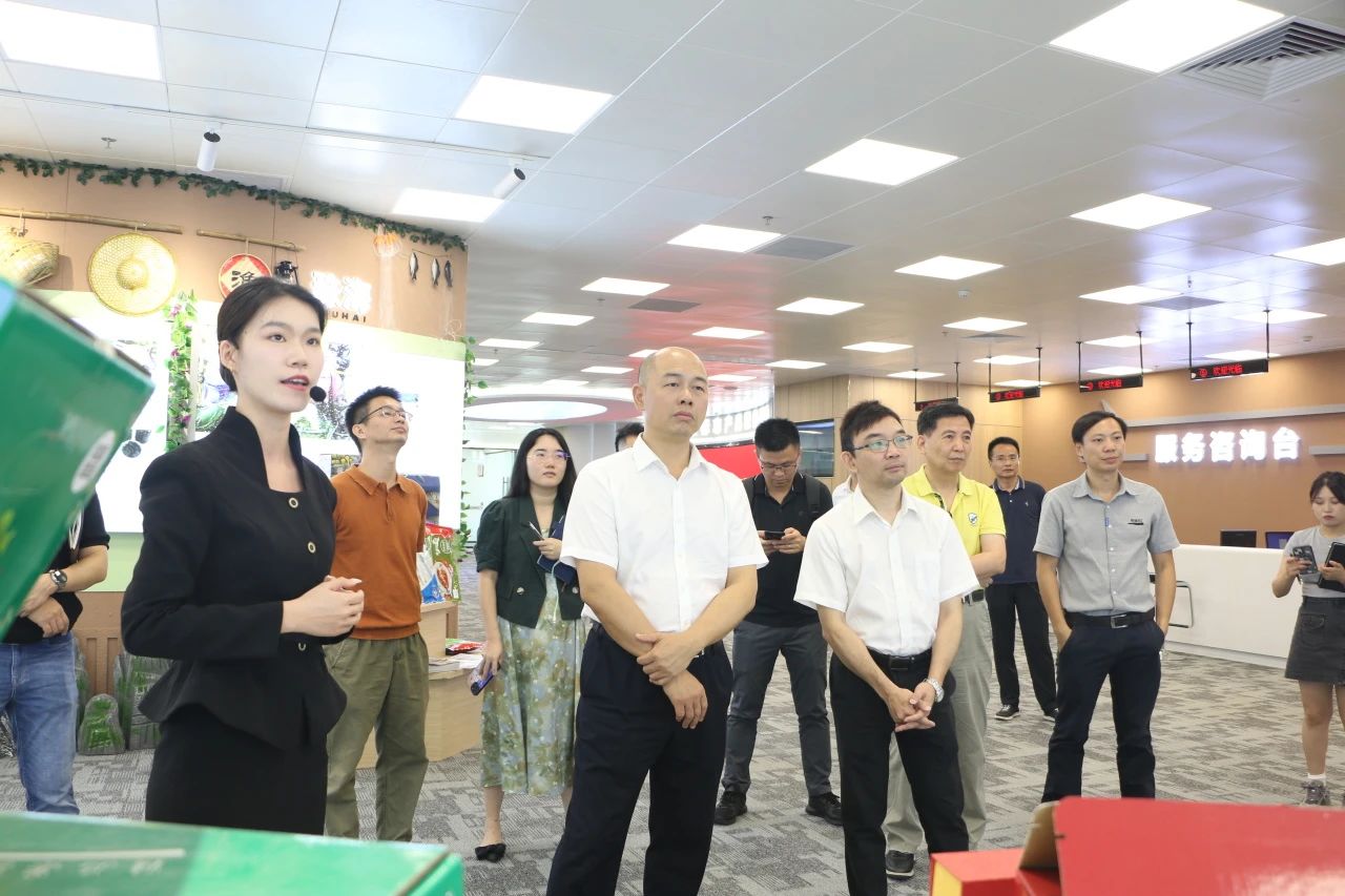 参观国际地标展馆.jpg