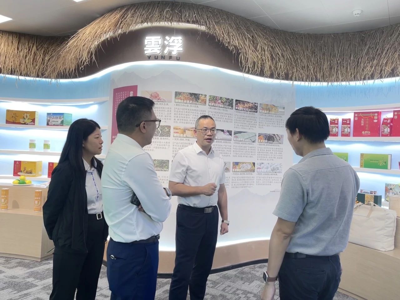 参观地标展馆.jpg