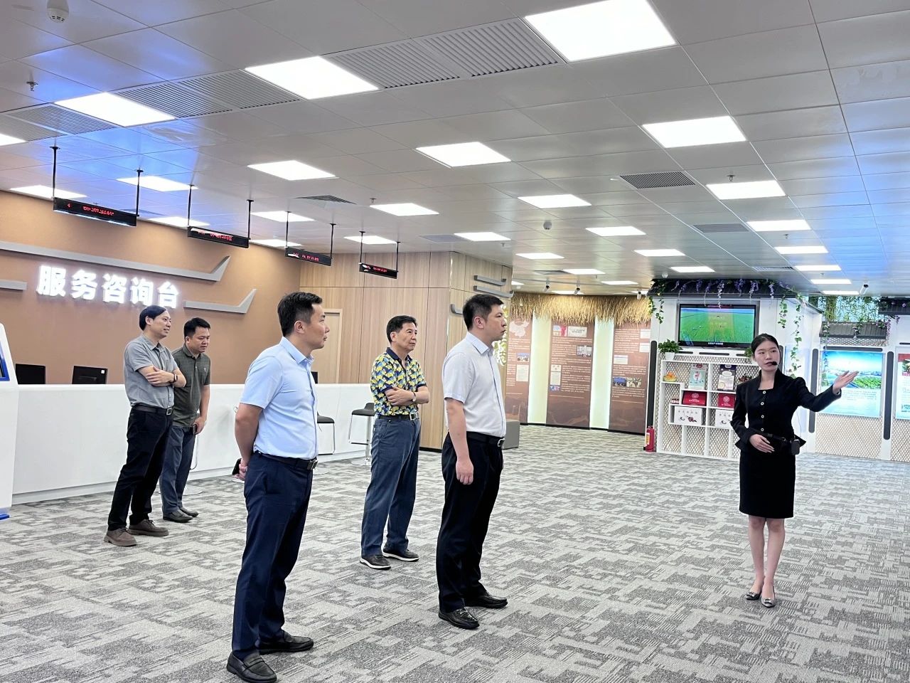 参观地标展馆1.jpg