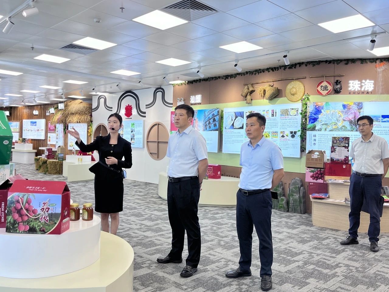 参观地标展馆2.jpg