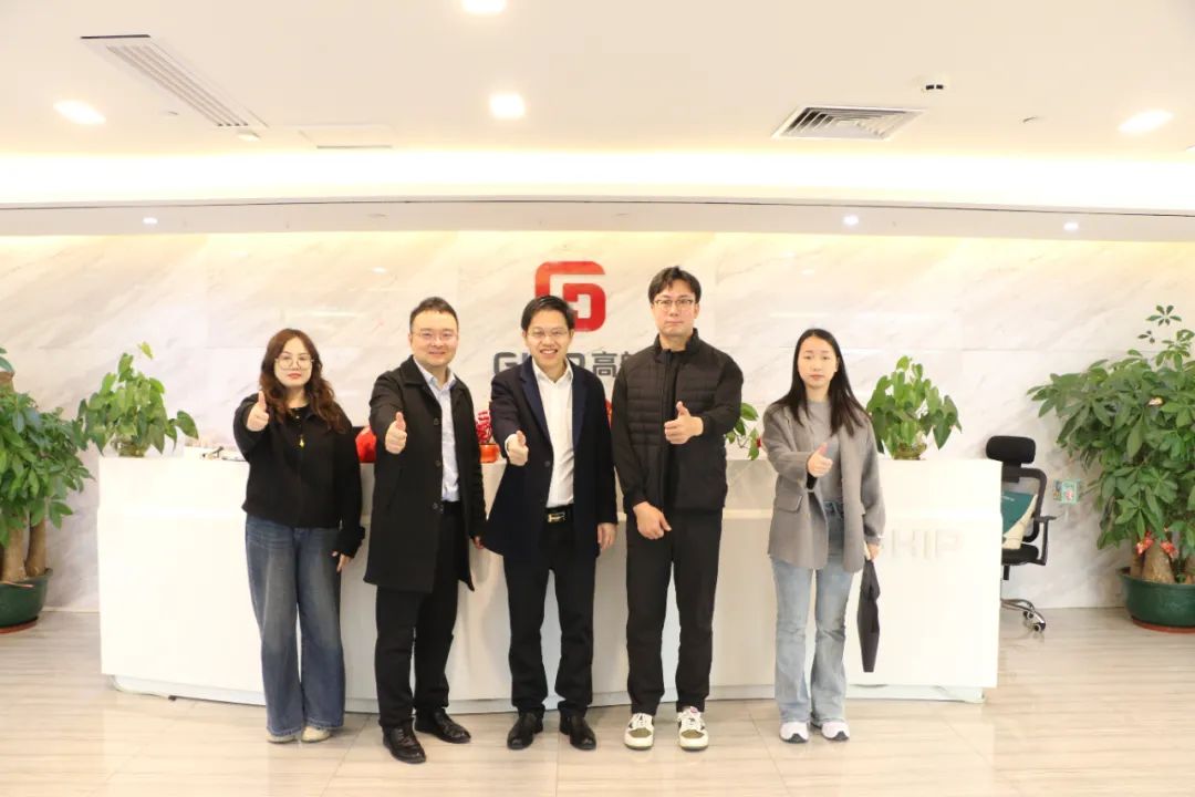 高航前台合影.jpg